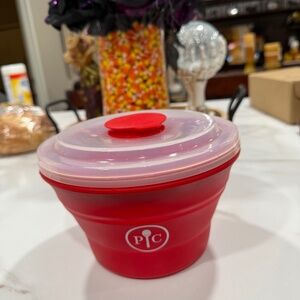 The Pampered Chef Family-Size microwave popcorn maker/only used a couple of time